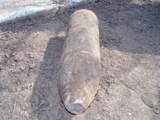A cules un proiectil de pe câmp şi l-a depozitat în curte